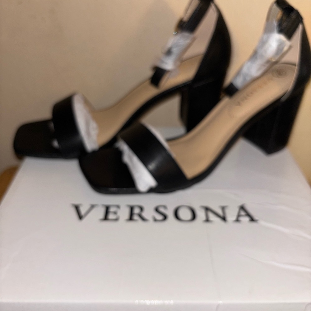 Versona Black Chunky Heel Sandals